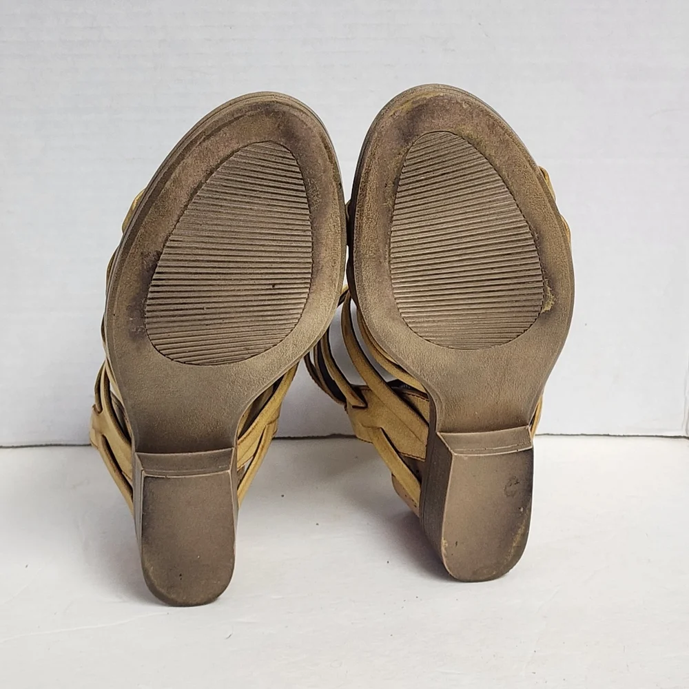 White mountain strappy wedge heel sandals 9.5‎ muted mustard
